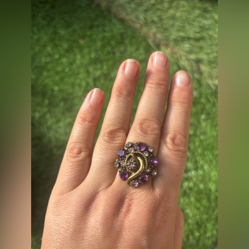 VINTAGE Stunning Adjustable Gold Tone Statement Ring w/ Purple Rhinestones 7-11